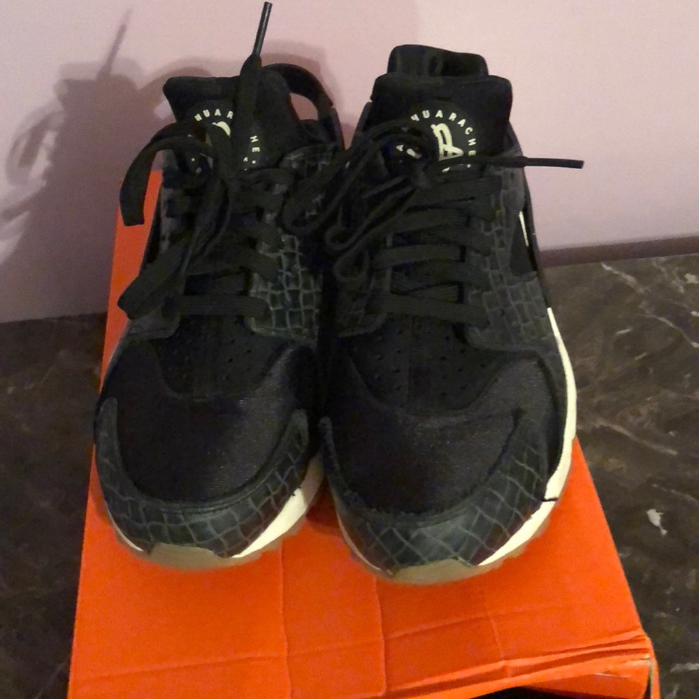 Tennis shoes